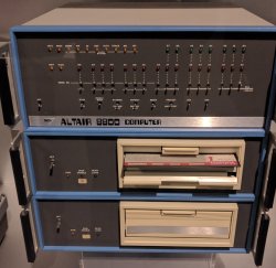 Foto eines alten Altair 8800 Computers aus dem technischen Museum